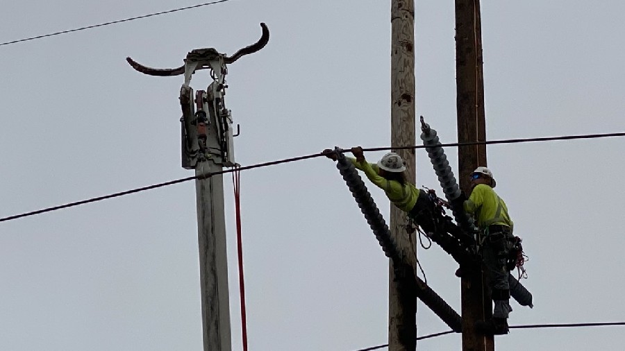 Rocky Mountain Power Cruise prepared to lift the powerline from a burned power pole onto a new powe...