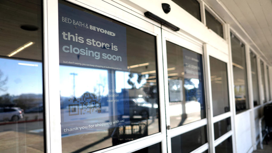 LARKSPUR, CALIFORNIA - FEBRUARY 08: A store closing sign is posted on the front door of a closed Be...