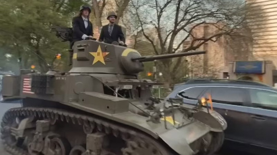 Two teens in Camas, Washington took a WWII tank to prom. (KPTV...